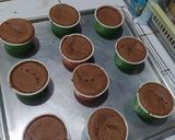 Foto langkah ke 4 dari resep Chocolate Cupcake with Strawberry Filling (decorating cake).