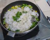 Foto langkah ke 1 dari resep Nasi goreng mutih gurih.