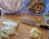 Foto del paso 1 de la receta: Pollo con champiñones en salsa de ostras