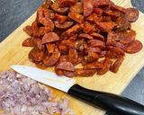 Une image de l'étape 1 de Pâtes Chorizo Parmesan.