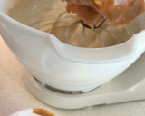 Foto del paso 4 de la receta: Bundt cake de dulce de leche
