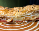 Foto del paso 12 de la receta: Hojaldre de pimientos asados al ajillo, setas y quesos, con top de pimentón dulce y chía