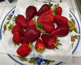 Foto del passaggio 15 della ricetta Torta mousse con cioccolato, panna e fragole