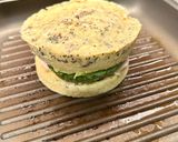 Foto del paso 10 de la receta: Hamburguesa de pavo 🦃 y espinacas 🥬 en pan de almendras 🥯