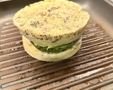 Foto del paso 10 de la receta: Hamburguesa de pavo 🦃 y espinacas 🥬 en pan de almendras 🥯
