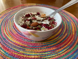 Kéfir con frambuesas y frutos secos