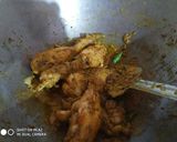 A picture of step 2 of Black pepper and curry leaves chicken.