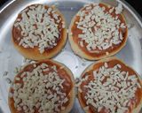 મીની ચીઝ પીઝા, (Mini Cheese pizza Recipe in Gujarati) રેસીપી સ્ટેપ2ફોટો
