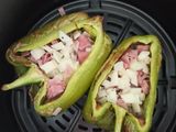 Pimiento verde con jamón, queso y huevo en Air fryer