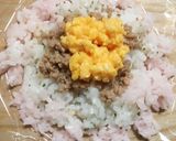 A picture of step 6 of 4-Color Chicken Soboro Onigiri Sandwiches.