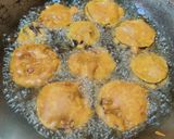A picture of step 11 of Stuffed Paneer Mirch bhajiya and baingan bhajiya.