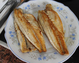 Foto del paso 9 de la receta: Filete de Lubina a la plancha, con salsa de limón, lima y miel, acompañado de ensalada de rúcula, manzana roja y aceitunas negras