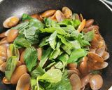 รูปขั้นตอนการทำที่ 10 ของ ผัดหอยลายน้ำพริกเผา (Thai Fried Clams with Roasted Chilli Paste)