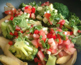 Foto del paso 8 de la receta: Setas ostra, brócoli, aguacate, tomate con  toque de Agua de Mar