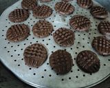 Foto langkah ke 4 dari resep Kue Kering Coklat 4 Bahan Tanpa Oven.