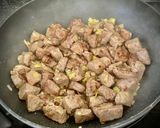 Foto del paso 4 de la receta: Medallón de solomillo con monchetas en salsa de vermouth y huevo frito
