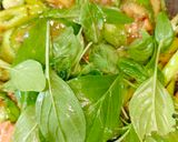 รูปขั้นตอนการทำที่ 3 ของ ไก่ผัดโหระพากับมะเขือยาว