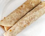 Gambar langkah 3 resipi Sushi Pisang (Easy Banana Sushi Rolls).
