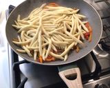 Foto del passaggio 7 della ricetta Fileja con Salsa di Datterini e Zenzero con Pesce