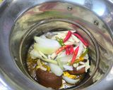 Gambar langkah 1 resipi Tom Yum Sayur.