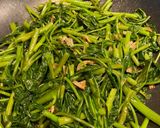 A picture of step 2 of Stir-Fried Water Spinach with Garlic.
