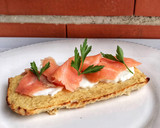 Foto del paso 4 de la receta: Pan de coliflor con salmón y queso fresco