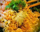Hình bước làm 3 của món Mì Gói Nấu Tôm Nõn & Cải Xoăn Kale
