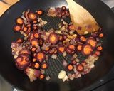 Une image de l'étape 8 de Tagliatelles de saucisses fumées aux carottes violettes et oignon rouge.