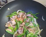 รูปขั้นตอนการทำที่ 2 ของ หมูผัดพริกหวาน
