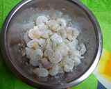 A picture of step 2 of Chinese-style Shrimp and Cucumber Salt Stir-Fry.