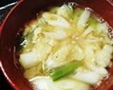 A picture of step 5 of Fat-Fighting Enoki Mushroom Miso Soup.