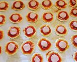 Foto del passaggio 2 della ricetta Pizzette dell'ultimo minuto con pasta sfoglia e base per pizza