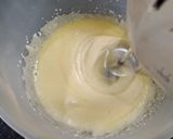 Foto del paso 4 de la receta: Budín acaramelado de peras con cremoso de banana, coco y chocolate