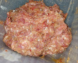 Foto del paso 2 de la receta: Albóndigas rellenas de queso crema, en salsa de tomate...!