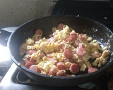 Foto del paso 3 de la receta: Huevo con Salchicha Desayuno mexicano