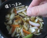 A picture of step 3 of Old-Fashioned 'Oyako Don' Chicken and Egg Rice Bowl.