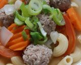 รูปขั้นตอนการทำที่ 2 ของ "ซุปมักกะโรนีหมูสับ" Minced Pork Macaroni Soup🥣🥕🧅