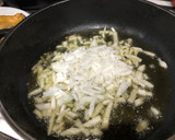 Foto del paso 3 de la receta: Pollo en salsa de cebolla y setas