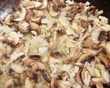 Foto del paso 1 de la receta: Pasta cremosa con portobello y hongo de pino