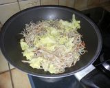 A picture of step 2 of Yummy shrimp and mung beans skillet.