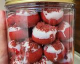 Foto langkah ke 5 dari resep Crumbl red velvet ball cookies.