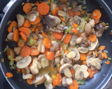 Foto del paso 3 de la receta: Pollo relleno de ciruela con salsa de verduras