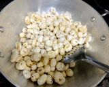 A picture of step 2 of Roasted Makhana Kasoori.