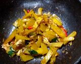 รูปขั้นตอนการทำที่ 6 ของ ฟักทองโหระพาผัดไข่