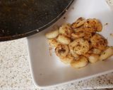 A picture of step 5 of Prawns in Garlic and Sriracha Sauce.😀.