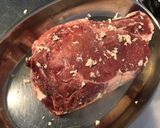 Une image de l'étape 2 de Côte de bœuf grillée à la plancha à l ail mariné et herbes du maquis.