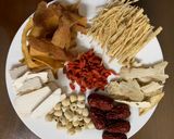 Hình bước làm 2 của món Canh gà thảo dược