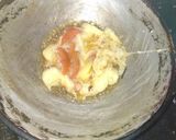 Foto langkah ke 3 dari resep Telur Dadar Tomat ala anak Kost.