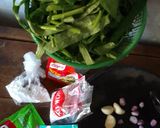 Foto langkah ke 2 dari resep Tumis kangkung + bunga kasturi.