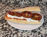 Foto del paso 3 de la receta: Bocadillo de salmón con queso fresco de cabra con tomate